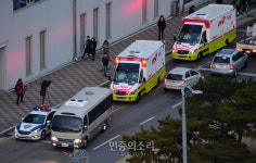 국립인천공항검역소 중앙검역지원센터로 이동하는 크루즈선 승객들[포토]