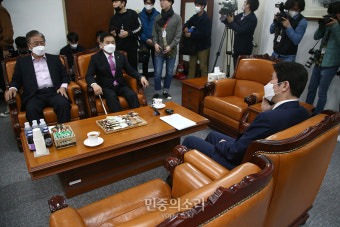 선거구 획정 논의하는 여야 원내대표[포토]