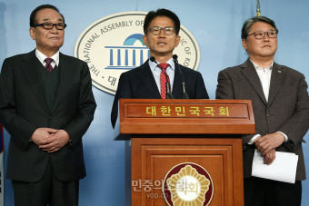 박 전 대통령 옥중 메시지 입장 발표하는 자유공화당[포토]