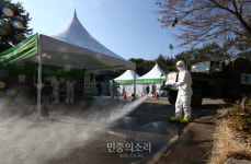 군 코로나19 선별진료소 방역 중[포토]