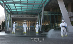 서초구청 노인요양센터 앞 방역 중[포토]