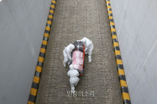 경북 경산에서 코로나19 중증환자 이송[포토]