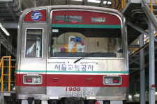 차량기지에서 방역 중[포토]