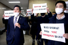 황교안 대표 향해 고용승계 항의하는 오신환[포토]