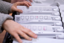 국회의원 선거 앞두고 투표지분류기 점검 중[포토]