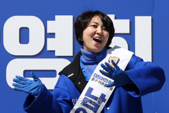 율동하며 지지 호소하는 남영희[포토]