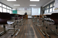 선생님 혼자 교실에서 온라인 수업 시작[포토]