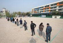 코로나19 사태 속 투표[포토]