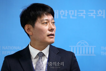 질의에 답변하는 한민수 대변인[포토]
