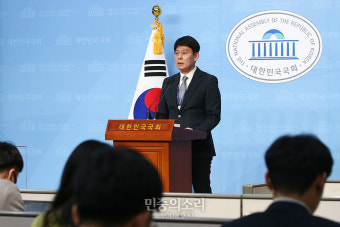 브리핑하는 한민수 대변인[포토]