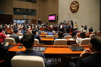 당선인총회에서 인사하는 한국당 당선인들[포토]