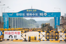 통일대교 건너가는 군 차량[포토]