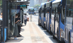 무더위 피해 버스정류장 그늘에[포토]