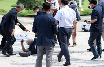 대통령 향해 신발 던진 시민 제압[포토]
