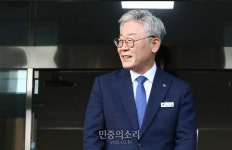 미소 지으며 지지자들을 바라보는 이재명 경기도지사[포토]