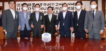 국회의장과 정례 회동하는 여야 원내대표단[포토]