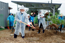 수해지역 찾아 복구활동하는 이낙연[포토]