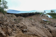 산사태와 함께 쓰러진 태양광 시설[포토]