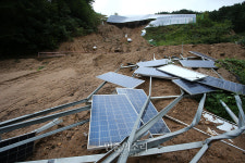 계속된 장맛비에 무너진 태양광 시설[포토]