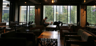 한산한 커피전문점 실내 마스크 의무화[포토]