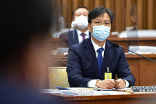 질의에 답변하는 조성대 후보자[포토]