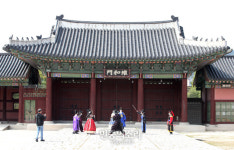 추석연휴 첫날 경복궁 나들이[포토]