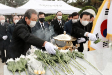 YS추모식에서 헌화하는 김무성-손학규[포토]