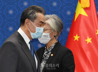 강경화 외교부 장관과 왕이 중국 외교부장 회담[포토]