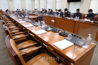 행안위, 국민의힘 불참 속 전체회의[포토]