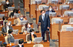 소수정당 의원들과 대화하는 김태년[포토]