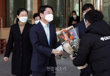 지지자에게 꽃다발 받는 안철수[포토]