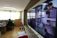 학사모 쓴 졸업생들[포토]