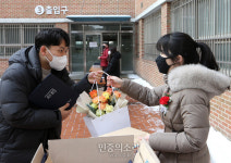 졸업장과 꽃다발 받는 졸업생[포토]