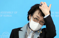 기자들 질문 받는 김진애[포토]