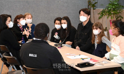 다문화센터에서 대화하는 안철수[포토]