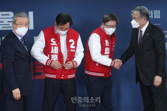 당 후보 점퍼 입은 오세훈-박형준[포토]