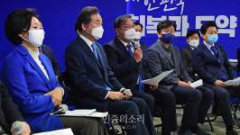 선대위회의서 발언하는 김태년[포토]
