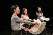 [리뷰] 담백한 무대에서 펼쳐지는 판소리의 담대한 변신, 판소리 ‘오버 더 떼창:문전본풀이’