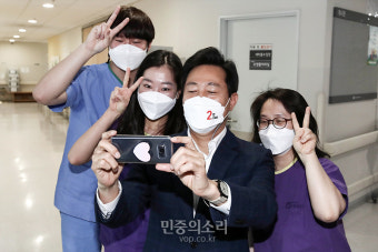 서울의료원 직원들과 사진 찍는 오세훈[포토]
