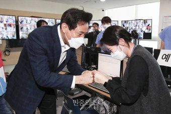 서울의료원 직원과 인사하는 오세훈[포토]