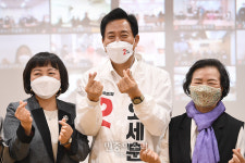 노인복지관에서 기념촬영하는 오세훈[포토]