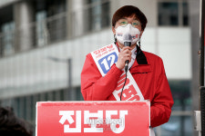 시민들에게 지지 호소하는 송명숙[포토]