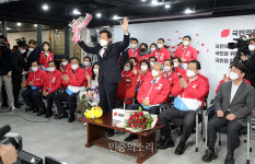 당선 확실에 축하 받는 오세훈[포토]