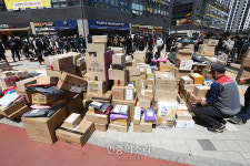 아파트 단지로 못가니 여기 놓습니다[포토]