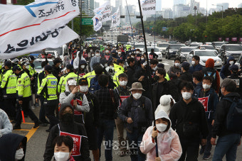 131주년 세계노동절 행진 경찰과 대치[포토]