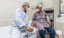 요양병원 80대 부부 접촉면회[포토]