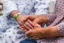 1년여 만에 잡은 80대 부부 손[포토]