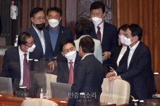 소속 의원들과 대화하는 김기현[포토]