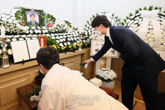 고 김동식 구조대장 빈소에서 헌화하는 이준석[포토]