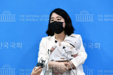 아기 안고 취재진 질문에 답변하는 용혜인[포토]